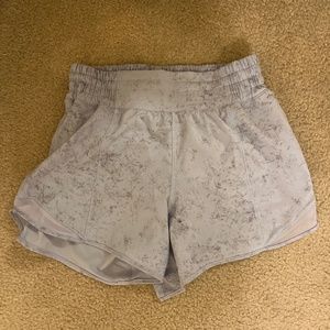 Gravel Dust Pastel Blue/Multi Lululemon Hotty Hot High-Rise Lined Short 4”